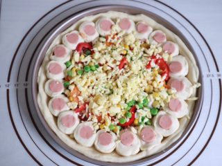 15、培根火腿鲜虾披萨,再撒一层芝士碎。如果不喜欢太多芝士的 可以省略