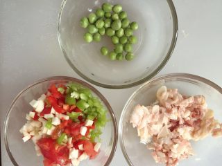 3、小芽早餐-法式吐司披萨盏 ,将培根切小块备用