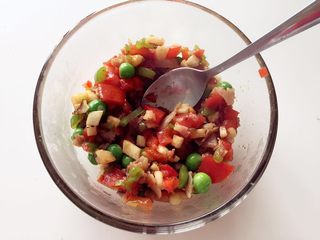 5、小芽早餐-法式吐司披萨盏 ,将步骤4中食材出锅备用