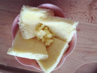 8、小芽早餐-法式吐司披萨盏 ,放少许奶酪芝士，奶酪芝士的量自己掌握，虽然营养丰富，但也要控制食用量哦！