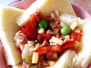 9、小芽早餐-法式吐司披萨盏 ,放入步骤5中炒好的食材