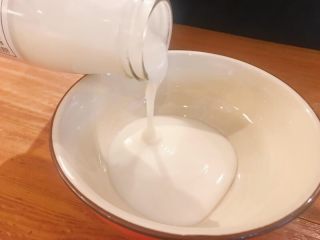 2、西瓜披萨,准备酸奶酱