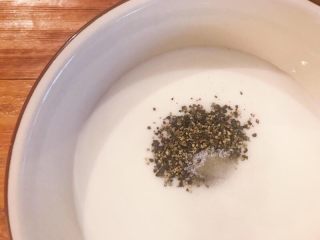 3、西瓜披萨,加入黑胡椒、盐