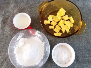 1、曲奇饼干,准备食材