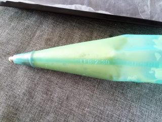 8、曲奇饼干,装入裱花袋（内置菊花嘴），要用布袋或硅胶袋