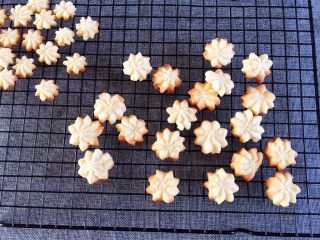 11、曲奇饼干,取出晾凉