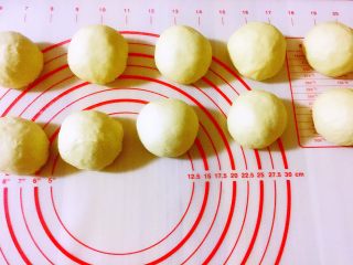 5、香葱芝士肉松包,稍揉排气分成10等份盖上保鲜膜松弛15分钟