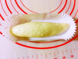 9、香葱芝士肉松包,收口朝下放入磨具里