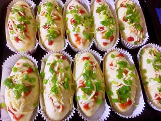 15、香葱芝士肉松包,放上香葱粒