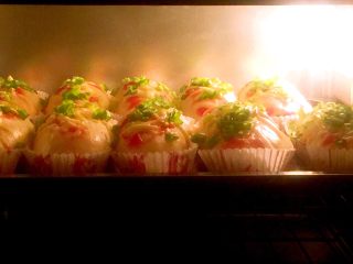 16、香葱芝士肉松包,烤箱预热180度烤20分钟