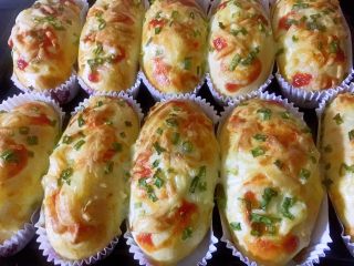 17、香葱芝士肉松包,香味四溢的香葱芝士肉松包出炉了