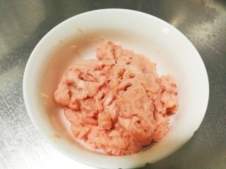 1、家常版肉臊面（含超简单辣椒油做法）,猪肉切小块，再用刀剁成肉末，（这次图省劲，用料理机打碎的）