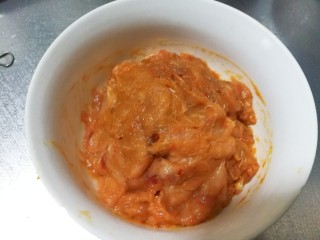 5、家常版肉臊面（含超简单辣椒油做法）,可以加点水，继续抓匀           （早餐用的话盖保鲜膜放冰箱冷藏）