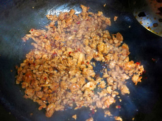 7、家常版肉臊面（含超简单辣椒油做法）,放入肉末炒散，再加入姜末、蒜末，少量生抽、料酒，把肥肉的油慢慢炒出来（我家不爱吃肥肉，所以基本用的瘦肉）可以加少量的水，不要太干，小火炒至几分钟，肉慢慢红亮入味，肉臊就做好了。