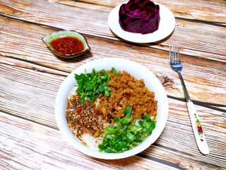 9、家常版肉臊面（含超简单辣椒油做法）,清水煮面条，碗内放入少量生抽、盐、鸡精，放少量猪油，舀上一勺面汤（有骨汤的话最好），把煮好的面挑入碗内，加两勺肉臊、辣椒油、撒点香菜或小葱。香喷喷的肉臊面就做好了。