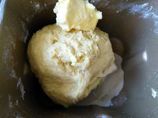 2、金钱包,揉至出厚膜时加入黄油和酵母