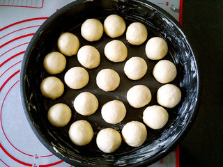 8、金钱包,用力搓实搓圆，摆入事先抹了黄油的烤盘