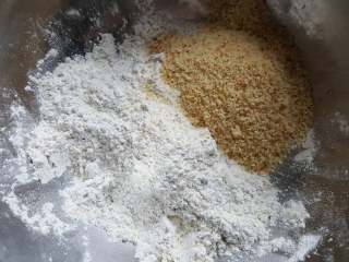 2、粗粮燕麦饼干,2.加入28克的面包屑，如没有也可以不加。