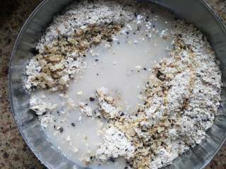 7、粗粮燕麦饼干,7.加入花生油与豆浆。