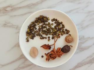 4、#辣味#秘制喷香油辣子,这是做辣椒油的香料：八角、草果、肉蔻、麻椒（花椒）