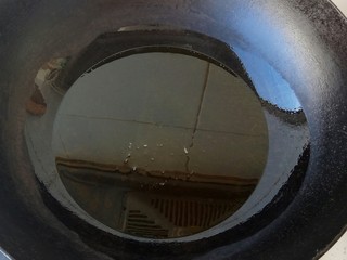 5、#辣味#秘制喷香油辣子,锅里倒入菜籽油