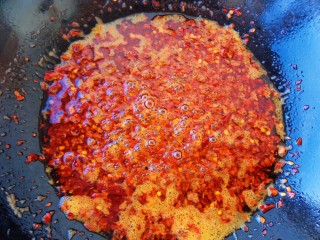 15、#辣味#秘制喷香油辣子,小火慢慢烧开，熬过差不多2分钟，还是一定要最小火，不然辣椒容易糊了