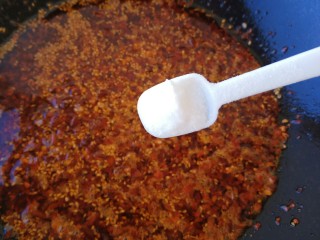 18、#辣味#秘制喷香油辣子,最后放入一小勺盐