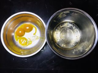 2、海苔肉松小贝,将蛋黄蛋白分离，倒入无水无油的容器中（我们家都吃的鸭蛋，大家这部也可选用鸡蛋????）