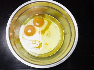 3、海苔肉松小贝,在蛋黄中，倒入牛奶、玉米油