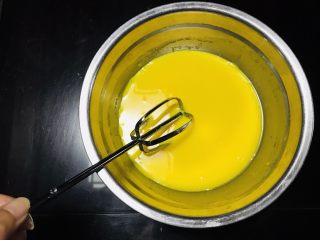 4、海苔肉松小贝,搅拌均匀