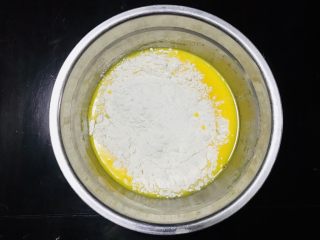 5、海苔肉松小贝,筛入低筋面粉