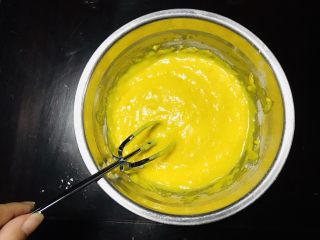 6、海苔肉松小贝,搅拌均匀，搅拌至无颗粒的蛋黄糊