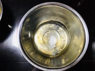 7、海苔肉松小贝,蛋白中加入柠檬汁，分三次加入细砂糖搅拌