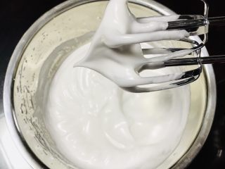 8、海苔肉松小贝,高速打发蛋白，提起有直立的尖角状即可