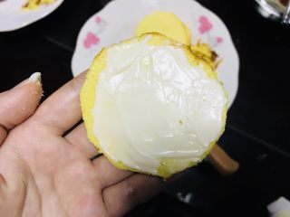 14、海苔肉松小贝,蛋糕放凉后，取一片抹上沙拉酱，盖上另外一片，然后周身都抹上沙拉酱，往海苔肉松里一滚即可