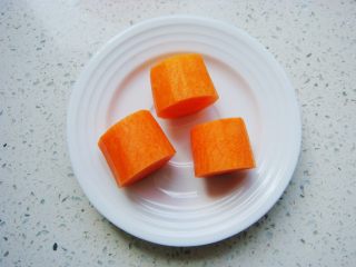 1、草帽编织饼干,挑选粗细匀称的胡萝卜,切成高与宽大约为2.5厘米的小段。