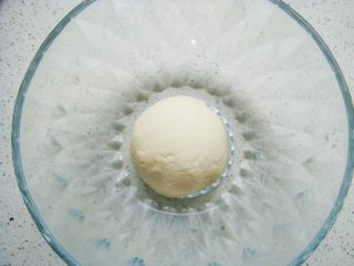 4、草帽编织饼干,和成光滑的面团,盖上保鲜膜放置一旁醒半小时。