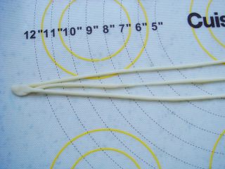 6、草帽编织饼干,取面团搓三根小细条,一端捏紧。