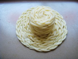 11、草帽编织饼干,围绕几圈看着大小协调就好,把尾部压在帽檐下面。