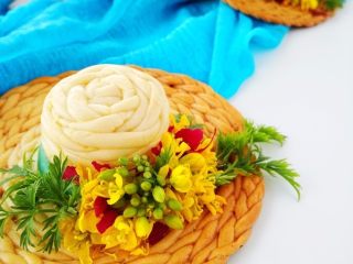 14、草帽编织饼干,晾凉后,取出胡萝卜支撑,一侧涂上少许沙拉酱或者巧克力,粘贴上喜欢的小花朵和小绿叶即可。(图中使用的是胡萝卜的嫩叶,油菜花,玫瑰花茶花瓣)