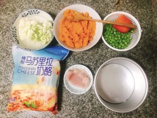 1、红薯泥伪披萨,准备好所有食材！红薯蒸熟后，压成泥！