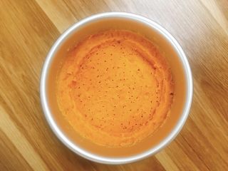 2、红薯泥伪披萨,6寸活底模具先抹上一层色拉油！再将红薯泥铺进去！压实后，用牙签叉些孔