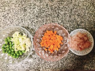 3、红薯泥伪披萨,花菜掰小朵，胡萝卜切粒，鸡胸肉切小丁