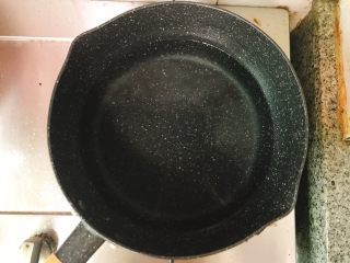 4、红薯泥伪披萨,汤锅加水烧开 