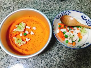 6、红薯泥伪披萨,将蔬肉铺红薯泥上