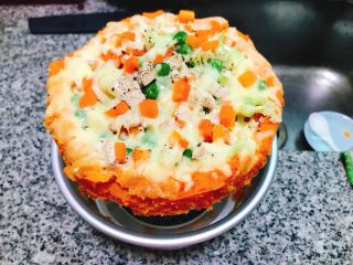 10、红薯泥伪披萨,出炉后，进行脱模！（用刮刀沿着周围划一遍方便脱模！）