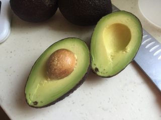 6、奥利奥牛油果磅蛋糕,取出牛油果果肉