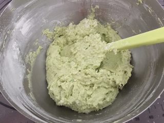 10、奥利奥牛油果磅蛋糕,用刮刀翻拌均匀成牛油果面糊