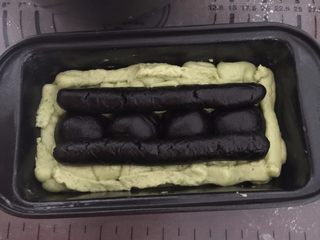 15、奥利奥牛油果磅蛋糕,在圆球上面分别放上2个长条