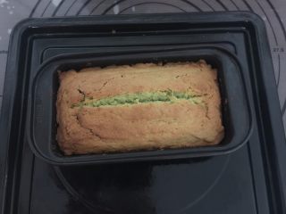 17、奥利奥牛油果磅蛋糕,放入预热好的烤箱，175度中层烤40分钟